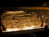 Fragmento de dintel. Arenisca. 200-180 a.C. Hallado en los escombros del vestíbulo, presenta restos de dos escenas en las que el rey adora a Amon de Debod y hace ofrendas ante un dios y una diosa. Debió formar parte de la decoración exterior d el apuerta de acceso a la capilla de Adijalamani, antes de la reforma ptolemaica.