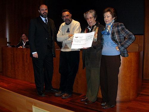 El Presidente de la Asociacin Andaluza de Egiptologa, D. Juan de la Torre Surez, hace entrega a D. ngel Snchez, Da. Cristina Pino y Da. Teresa Armijo, del cheque que contiene el ltimo plazo de la BECA ASADE 2005.