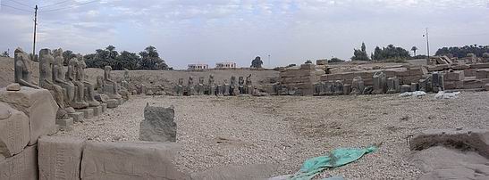 Estatuas de la diosa Sejmet en el Complejo de Mut, Karnak. Copyright: Juan de la Torre y Teresa Soria.