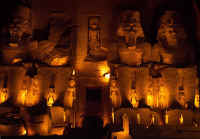 Gran Templo de Abu Simbel iluminado por la noche.