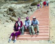 sobre el terreno. Teresa Soria y Juan de la Torre junto a unos alumnos durante un curso en Egipto.