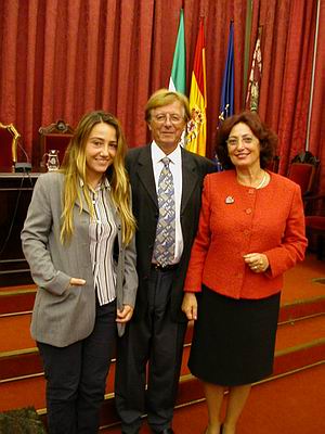 De derecha a izquierda: Dra. Sorouzian, ponente de esta primera conferencia, el Dr. Stadelmann y la Dra. Myriam Seco.