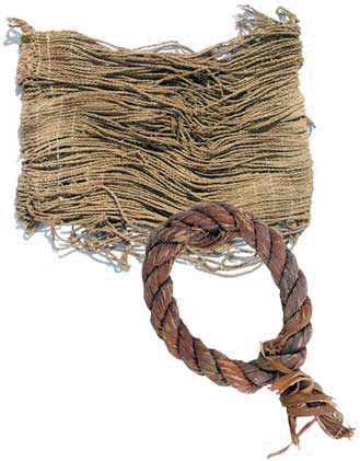 Cuerda utilizada por antiguos marinos egipcios. Egyptian sailors wove rope (bottom) from halfa grass and may have used this rope bag (top) to haul cargo to and from the land of Punt about 3,500 years ago. Photos by Cinzia Perlingieri