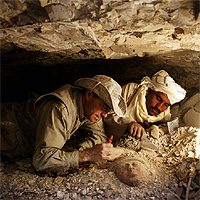 Jos Manuel Galn y un colaborador, en una de las tumbas que excavan en la necrpolis de Luxor. (CARLOS SPOTTORNO) 