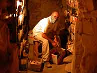 Miguel ngel Molinero Polo en el interior de la tumba de Harwa. Foto: EFE.