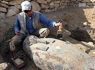 An Egyptian antiquities expert dusts a newly discovered sarcophagus at the Saqqara pyramids near Cairo March 2, 2005. Australian archaeologists have discovered one of the best preserved ancient Egyptian mummies dating from about 2,600 years ago, Zahi Hawass, the head of Egypt's Supreme Council for Antiquities said. REUTERS/Aladin Abdel Naby