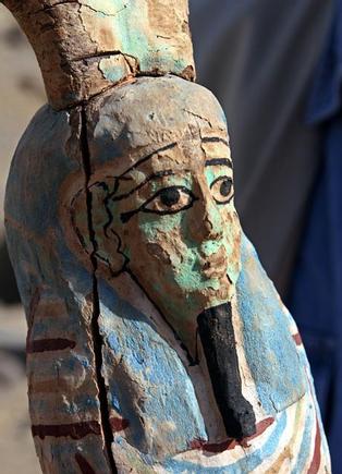 A close up of a 2600-year-old small statue near newly discovered old mummies at the Saqqara pyramids near Cairo March 2, 2005. Australian archaeologists have discovered one of the best preserved ancient Egyptian mummies dating from about 2,600 years ago, Zahi Hawass, the head of Egypt's Supreme Council for Antiquities said. REUTERS/Aladin Abdel Naby