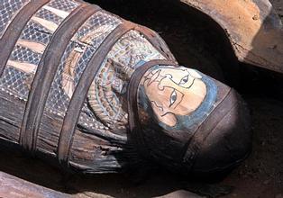 A newly discovered mummy lies in a coffin at the Saqqara pyramids near Cairo March 2, 2005. Australian archaeologists have discovered one of the best preserved ancient Egyptian mummies dating from about 2,600 years ago, Zahi Hawass, the head of Egypt's Supreme Council for Antiquities said on Monday. REUTERS/Aladin Abdel Naby