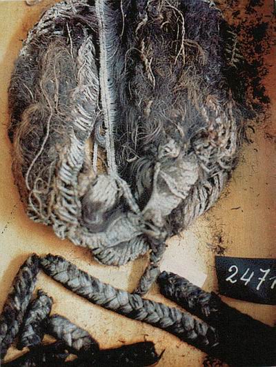 Una peluca trenzada: Al descubrirse la tumba KV35 en 1898 se halló tirada en una de las cámaras esta peluca. Para la doctora Joann Fletcher pertenecería a Nefertiti.