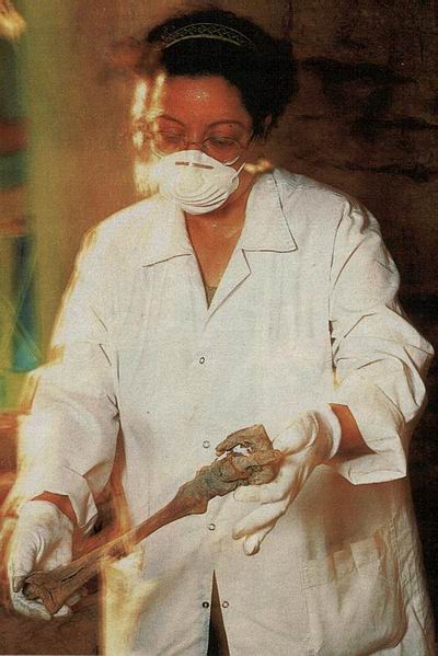 La doctora Al-Merghani sostiene el brazo derecho arrancado a la momia de Nefertiti, la prueba crucial de esta investigación.