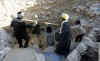 Nueva tumba en el Valle de los Reyes. CNN. Workers remove protection from the newly discovered tomb, which is thought to date from roughly the same period as King Tutankhamun, whose tomb is also located in the Valley of the Kings. 