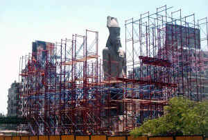La estatua colosal de 12 metros de Ramss II, cubierta con andamios, en su actual localizacin: Ramses Square.