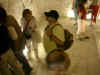 Viaje a Egipto ASADE SS 2004. El grupo en la tumba de Tutmosis IV, KV 43, viendo las momias que alberga en su interior.