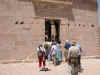 Viaje a Egipto ASADE SS 2004. Entrando al Templo de Jonsu en el Recinto de Karnak.