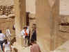 Viaje a Egipto ASADE SS 2004. Entrando al templo alto de la Pirmide de Meidum.