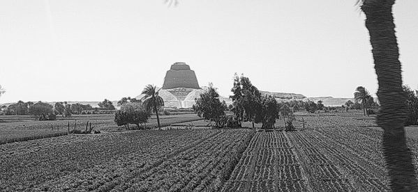 Pirmide de Meidum vista desde los campos de cultivo.  Juan de la Torre y Teresa Soria.