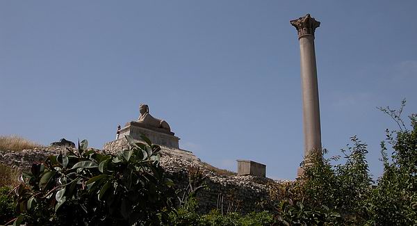 El Serapeum de Alejandría. Vista de la Columna de Pompeyo.