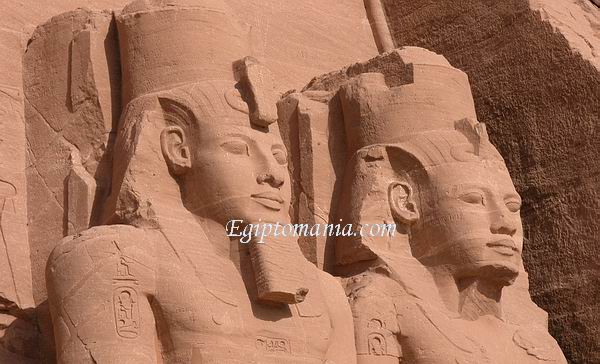 Dos de los Colosos del Gran Templo de Abu Simbel.