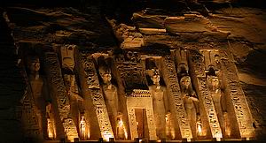 Pequeo templo de Abu Simbel dedicado a Hathor y Nefertari.