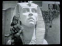 Uno de los oficiales del Faraón controla a los esclavos