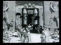El Faraón se acerca por la puerta del templo