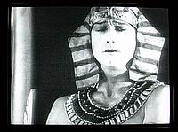 El esclavo es aplastado por la esfinge bajo la atenta mirada y aprobación del Faraón, Ramsés II