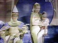 La esposa de Ramsés calma al pequeño príncipe. Ramsés dice a Moisés que no se trata más que de un tonto truco de mago