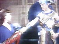La esposa real ofrece una espada al Faran para que la manche con la sangre de Moiss asesinado