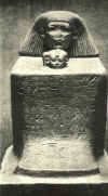 Statue-cube en granit de Senenmout. h. m.1,00 (Berlin)