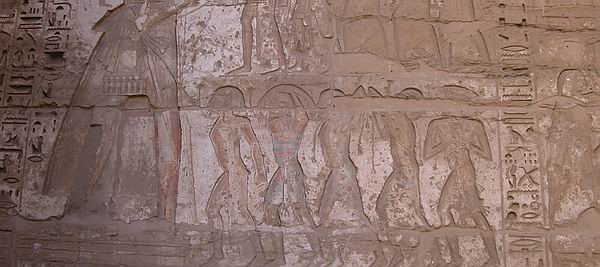 Grupo de prisioneros en el templo de Medinet Habu.